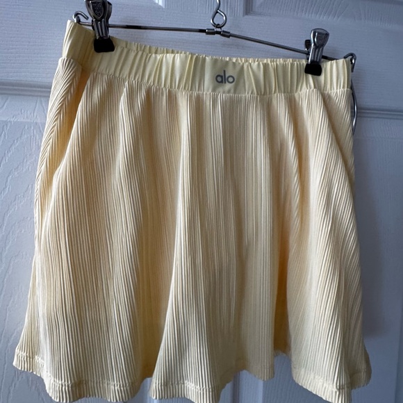 Alo Micro Plisse Tennis Skirt Limited Edition Lemon Ice Color sz S - Picture 2 of 14